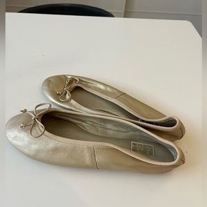 Vintage Sam & Libby gold flats with bow size 8.5